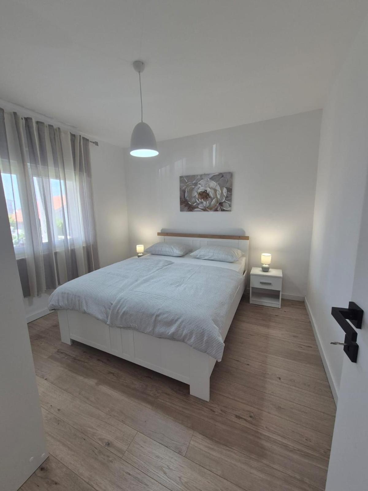 Apartments Tonci Tribunj  Bilik gambar